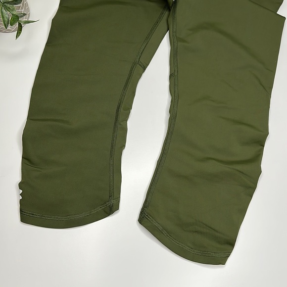 UNDER ARMOUR— Heat Gear Capri Leggings - Picture 7 of 9